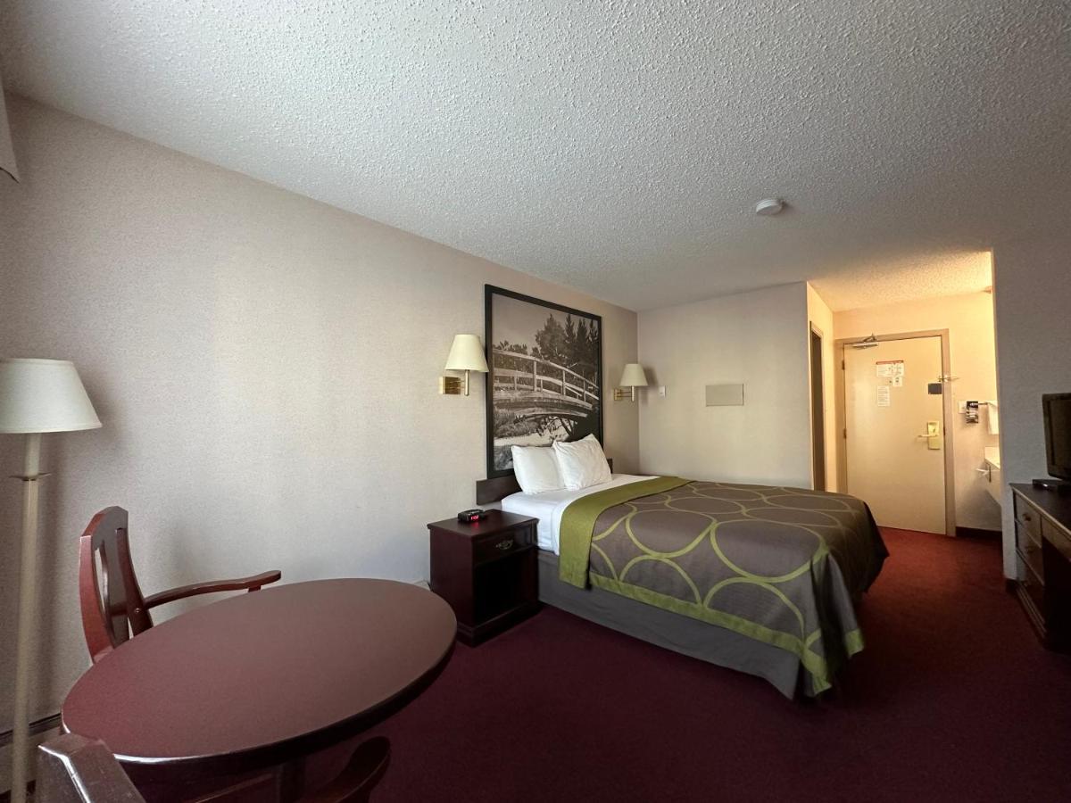 Super 8 By Wyndham Hotel